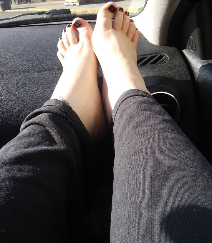 LilithSelene_13's tweet photo. Sun's out Toes out (Black polish)
I love showing off my feet in public. I like seeing who takes time to appreciate them as they walk by. Would you give them a second look of appreciation if you saw them in passing?
#onlyfans #onlyfansbabe #feet #feetfethish #mistresslilithselene https://t.co/XYL3v8P0V6