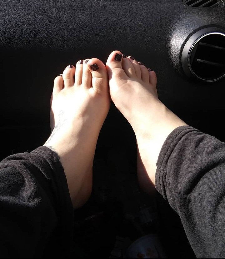 LilithSelene_13's tweet photo. Sun's out Toes out (Black polish)
I love showing off my feet in public. I like seeing who takes time to appreciate them as they walk by. Would you give them a second look of appreciation if you saw them in passing?
#onlyfans #onlyfansbabe #feet #feetfethish #mistresslilithselene https://t.co/XYL3v8P0V6