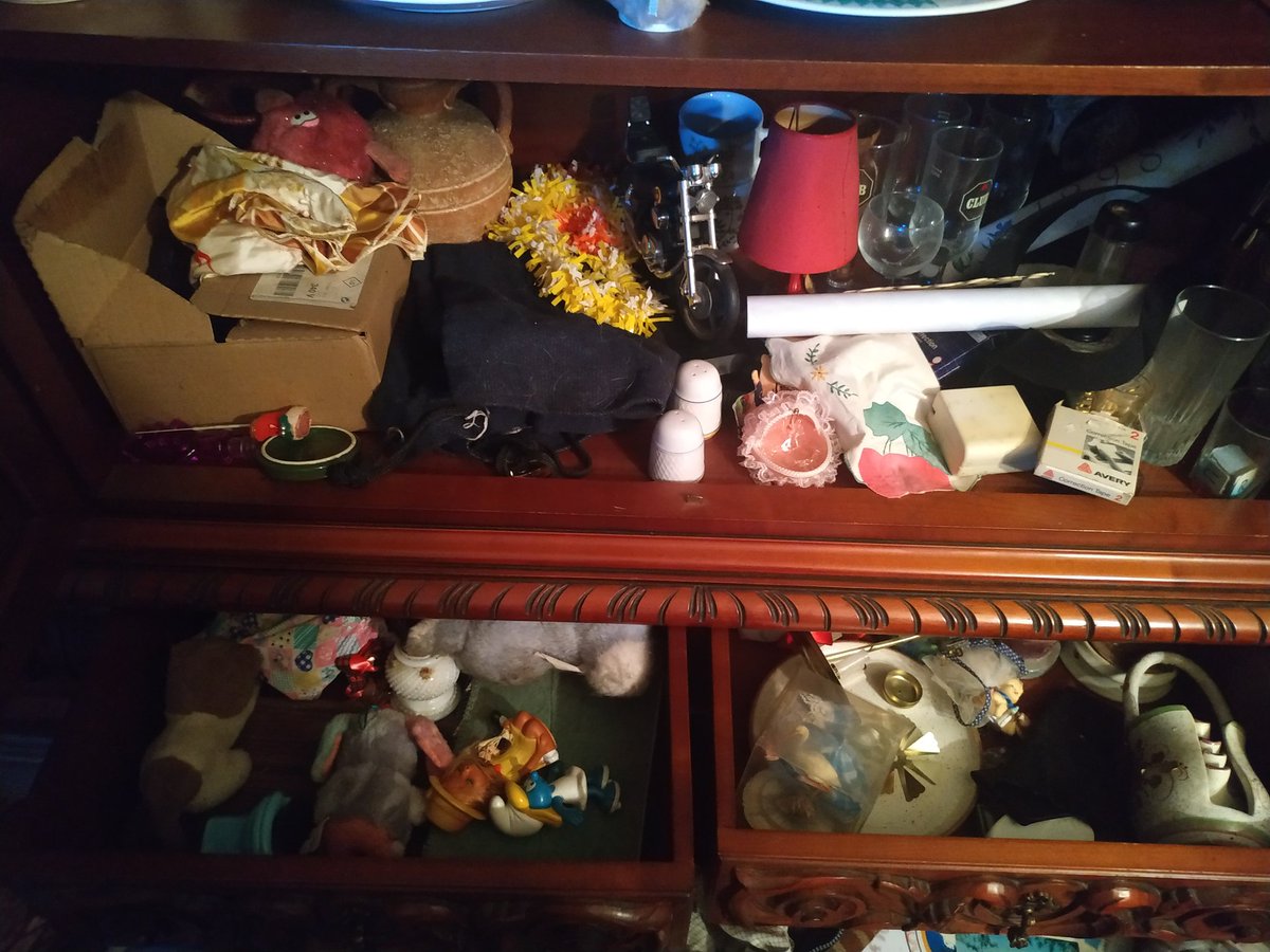 sharanmeow's tweet photo. ( Lyon - Vénissieux )  pour une fois c'est pas de la bouffe , j' ai plein de machins à donner / troc / prix libre 
À côté de l arrêt de tram darnaise 
( y a que la chaise rouge et une grande partie des fourchettes qui sont plus dispos ) https://t.co/bPEFCtD9JL