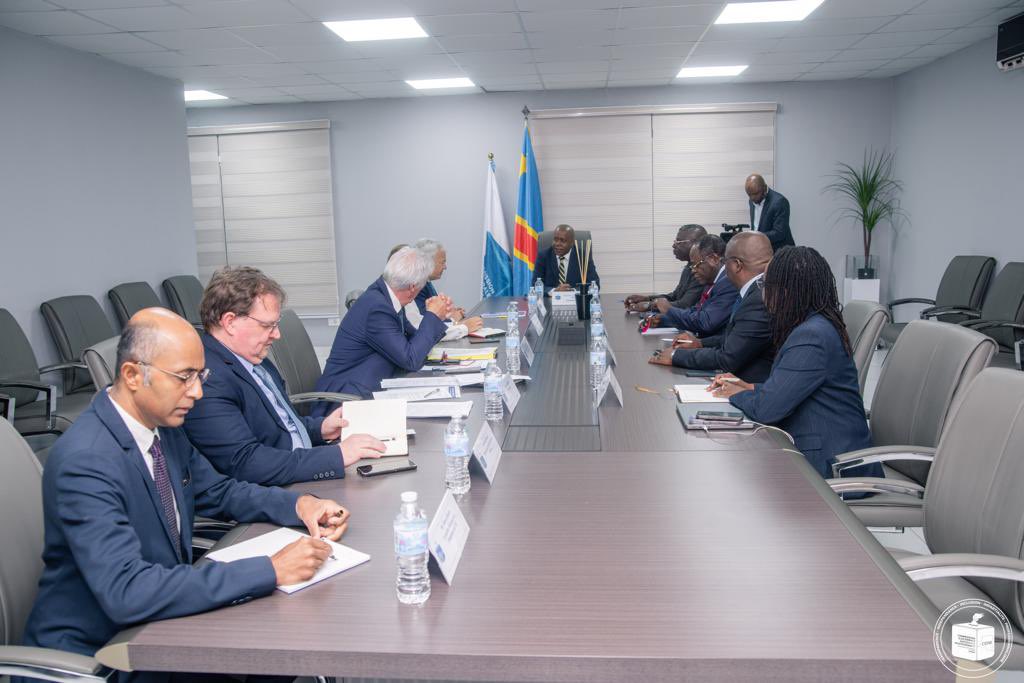 cenirdc's tweet photo. ÉLECTIONS 2023 | Le Président de la Commission Électorale Nationale Indépendante (CENI), @dkadimaofficiel , accompagné de ses deux Vice-Présidents, Bienvenu ILANGA LEMBOW et Didi MANARA LINGA, a échangé avec @dreynders , Commissaire européen à la justice.

Au centre de leur échange l'accompagnement du processus électoral par l'Union européenne et la mission d'observation des élections du 20 décembre 2023.
" La CENI joue un rôle majeur dans cette organisation. Il y a deux points qui nous intéressent particulièrement dans l'observation de ces élections : la manière dont les listes électorales vont être communiquées aux citoyens pour qu'ils puissent vérifier leur présence. L'autre élément, c'est la manière dont les résultats vont être publiés " a indiqué @dreynders .