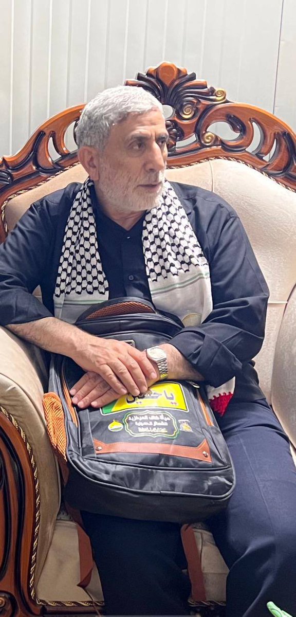 قائد فيلق القدس الجنرال اسماعيل قااني يحمل حقيبة ياحسين اثناء تجوله بكربلاء المقدسة و المقدمة من هيأة كاف المركزية للشعائر الحسينية والتابعة للمقاومة الاسلامية #كتائب_حزب_الله