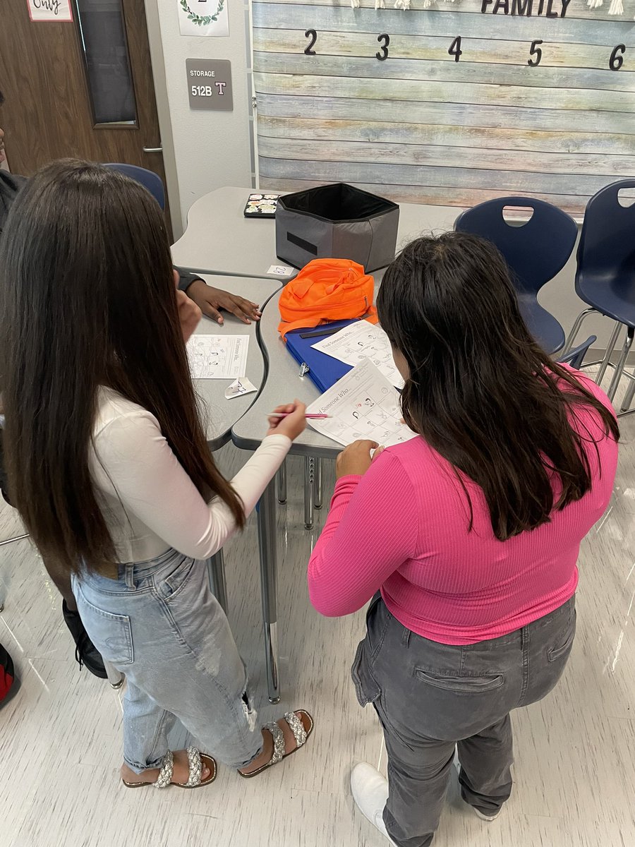 stephcuddy's tweet image. Our Family &amp;amp; Community class practicing collaboration by completing their “Find someone who” sheets ✍️ #collaboration #buddyclass #worktogether @DeniseAyres13 @SchoolTemple