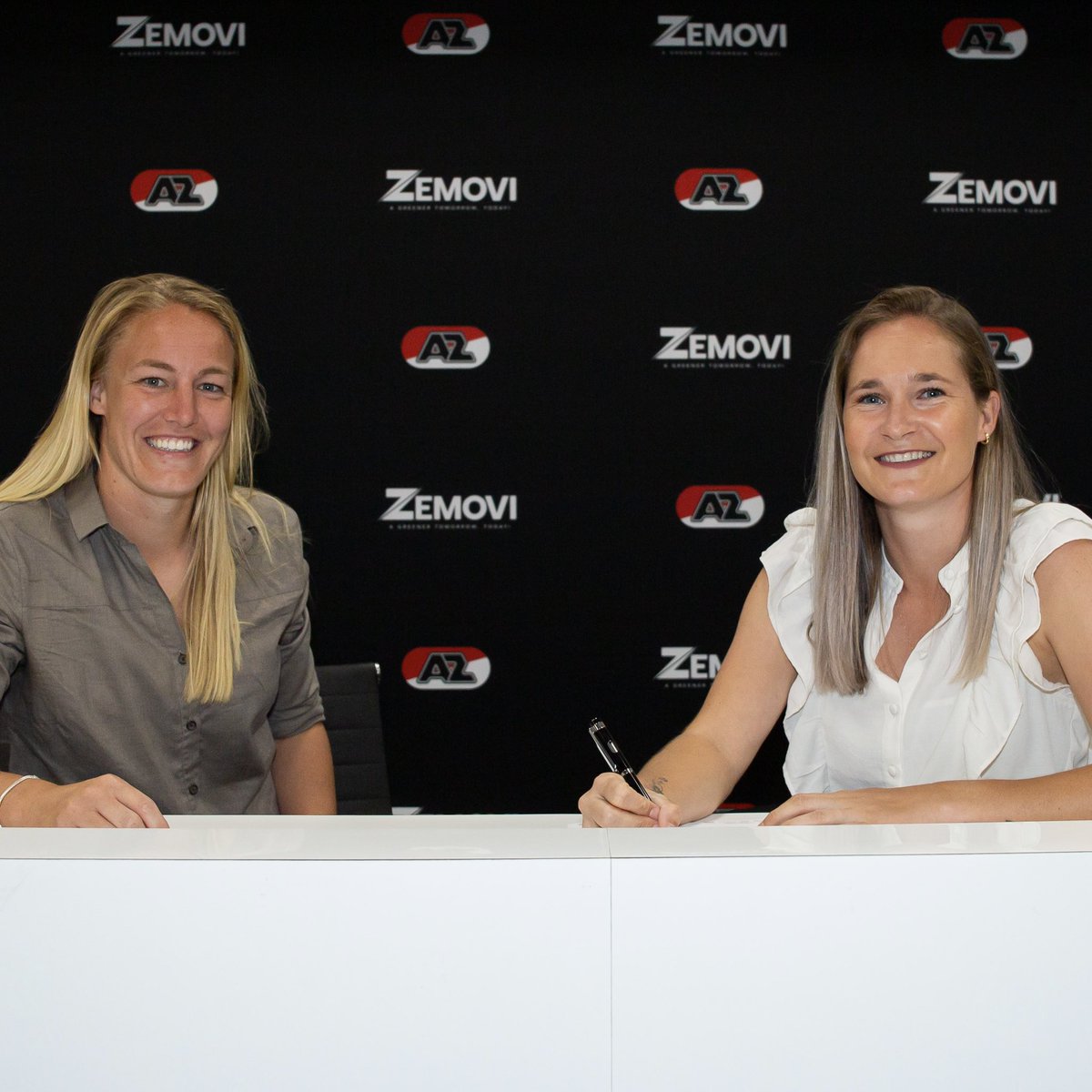 😏 Guess who's back!  

✍️ Desiree van Lunteren keert terug bij AZ Vrouwen als speelster! Ze heeft een contract voor een jaar getekend.  
 
#AZVrouwen