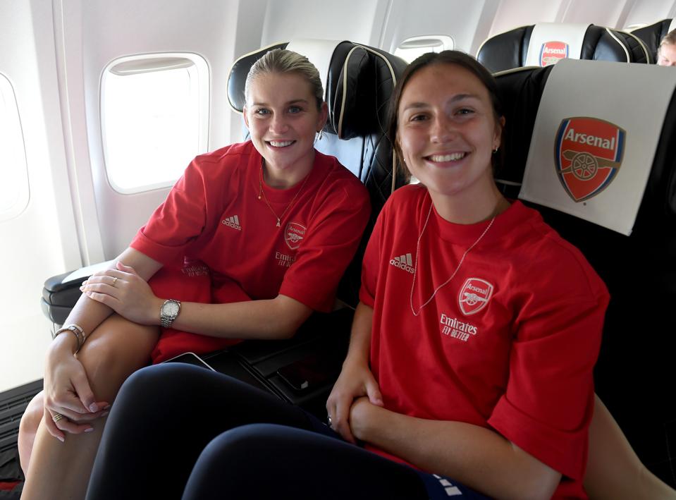 AsifBurhan's tweet photo. Alongside Arsenal's @FIFAWWC players, Beth Mead has flown with the @ArsenalWFC squad arriving in Linköping today. After ten months out with an ACL injury, she could make her comeback tomorrow in the @UWCL. For @ForbesSports (Photos: @Priceyd101) #ARSLIN  https://t.co/yMiqCPlV2x https://t.co/EqZ6c2p3QT