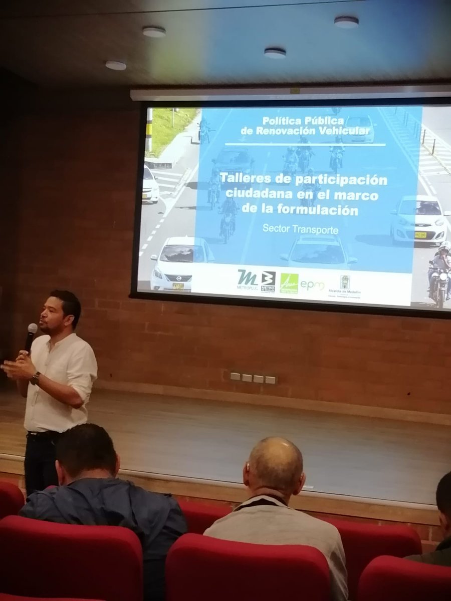 Reunión abordando el tema de la política pública de renovación vehicular