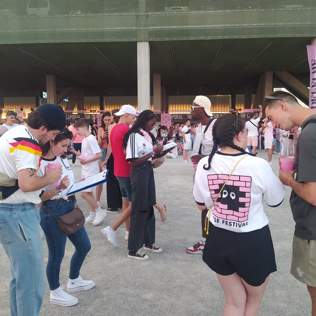 lhtoccitanie's tweet photo. 2ème édition du @RoseFestival 
Nos étudiants de 2ème année de #btstourisme y participent une nouvelle fois avec des missions variées : sondage auprès des festivaliers, point info et contrôle billetterie, médiation et accompagnement de groupes en journée sur le site. https://t.co/DH0yxBtMmU