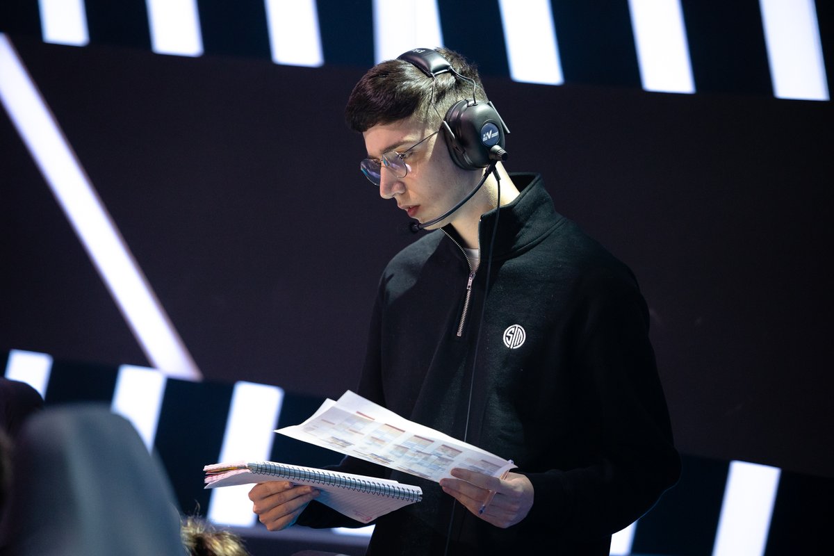 danz0r408's tweet photo. Depois que eu saí da TSM eu recebi algumas propostas pra voltar pro LoL mas acho que ainda não era o momento

Porém agora eu decidi voltar 100%, ajudar a desenvolver jogadores é uma das minhas maiores qualidades por isso as posições que me interessam são as de Assistant/Strategic https://t.co/Voy9nPyULt