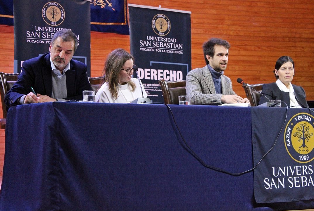 gentedelsur2022's tweet photo. La modernización del Estado y la descentralización fue lo que se analizó en el seminario En Foco, organizado la USS #PuertoMontt. Participó como panelista el Director Ejecutivo de GDS, Hardy Knittel, y la consejera directiva, abogada y académica de la USS, María Paz Olavarría. https://t.co/e8atYQ1y7k