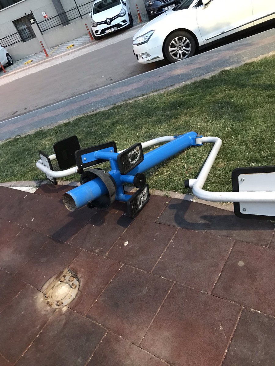 Değerli <a href="/OsmangaziBLD/">Osmangazi Belediyesi</a> acaba buraya bir yetkiliniz uğrayıp bu durumu aktarmıyor mu? 1aydır bu tehlike çocuklara korku salıyor kaç tanesi ayağını sıkıştırmaktan son anda kurtuldu bir yetkiliniz vardır umarım