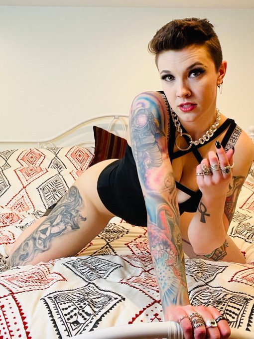 𝓶𝓮 𝓼𝓮𝓭𝓾𝓬𝓽𝓲𝓿𝓮𝓵𝔂 𝓬𝓻𝓪𝔀𝓵𝓲𝓷𝓰 𝓸𝓾𝓽 𝓸𝓯 𝓱𝓮𝓵𝓵: https://t.co/Ya5ty2D5o4