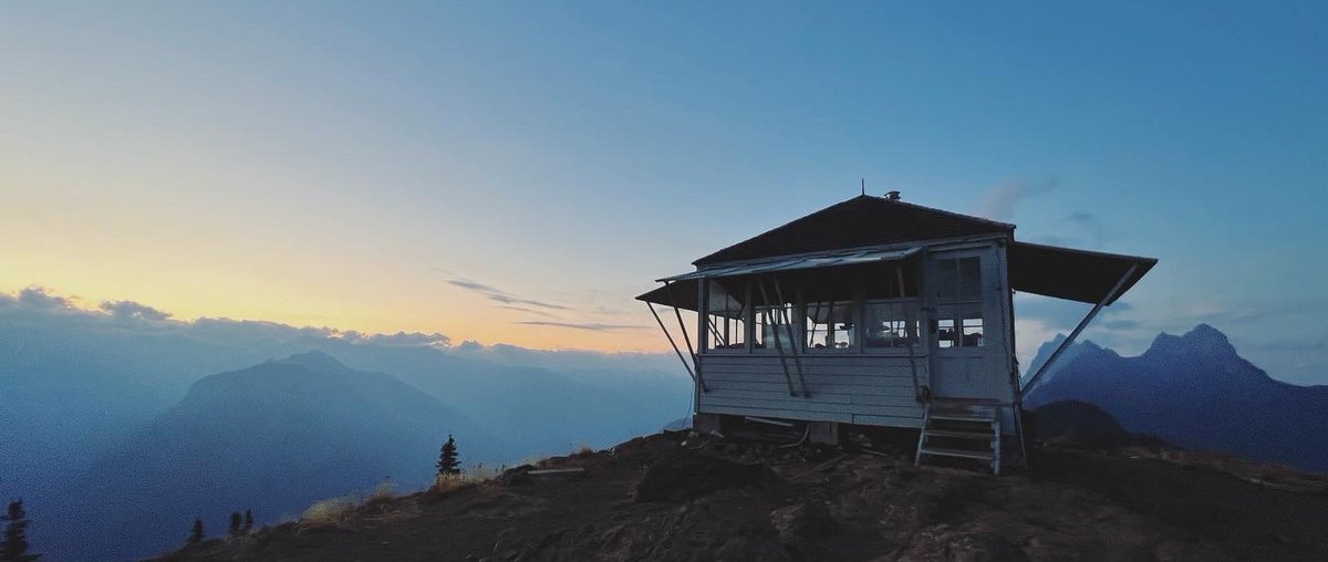 eric_gallant's tweet image. There's a fire lookout on #Desolation Peak, a remote prominence in the Cascade range. The 15-mile trail to the lookout is steep, hot, dry, and challenging. In 1956, the mighty Jack Kerouac spent 63 days alone up here. Smoking, writing, and trying not to lose his mind.
#vss365