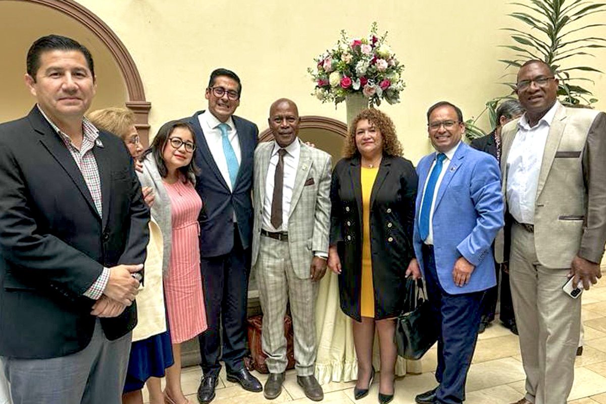 El <a href="/ces_ec/">CES</a>, <a href="/CongopeEcuador/">CONGOPE</a>, <a href="/AMEcuador/">Municipalidades Ec</a>, <a href="/CeEcuatoriano/">Comité Empresarial Ecuatoriano</a> y <a href="/ASESEC1/">Asamblea del Sistema de Educación Superior</a> firmaron un convenio de creación del Clúster Académico Productivo, para fomentar colaboración e intercambio de conocimiento y recursos entre estas instituciones. Un honor representar a la UG en este crucial evento