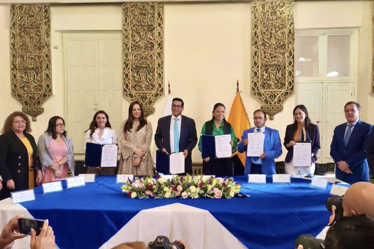 PacoRector's tweet photo. El @ces_ec, @CongopeEcuador, @AMEcuador, @CeEcuatoriano y @ASESEC1 firmaron un convenio de creación del Clúster Académico Productivo, para fomentar colaboración e intercambio de conocimiento y recursos entre estas instituciones. Un honor representar a la UG en este crucial evento https://t.co/MLJEyF4upS