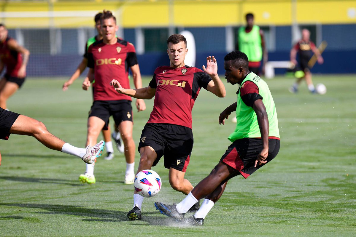 NLevel360's tweet image. ✅ Nuestro jugador Marcos Rodríguez ha trabajado este martes con la primera plantilla del Cádiz CF 💛

💼 #NextLevel360 || #CanteraCadista ⚽