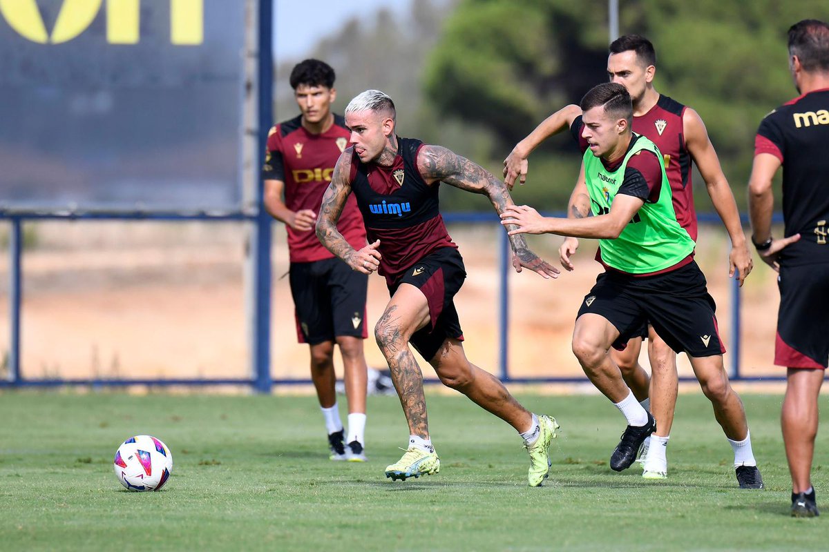 NLevel360's tweet image. ✅ Nuestro jugador Marcos Rodríguez ha trabajado este martes con la primera plantilla del Cádiz CF 💛

💼 #NextLevel360 || #CanteraCadista ⚽
