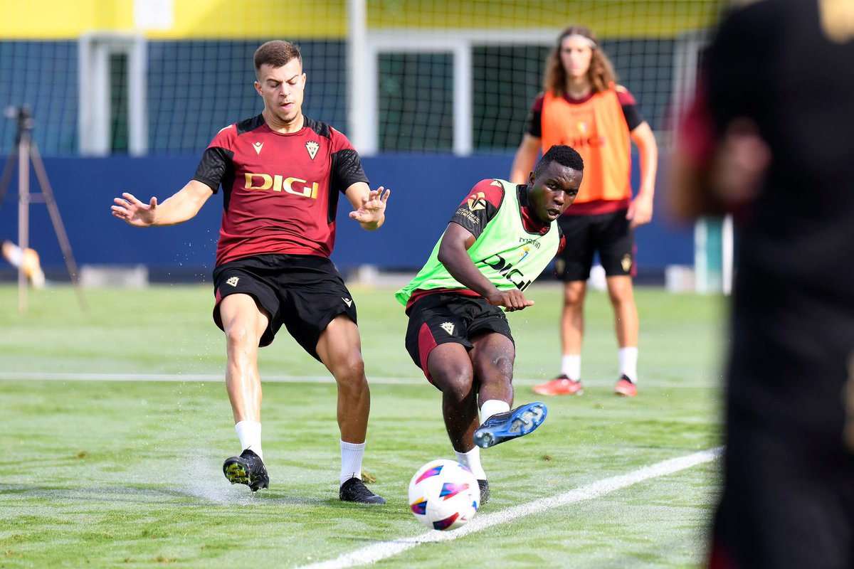 NLevel360's tweet image. ✅ Nuestro jugador Marcos Rodríguez ha trabajado este martes con la primera plantilla del Cádiz CF 💛

💼 #NextLevel360 || #CanteraCadista ⚽