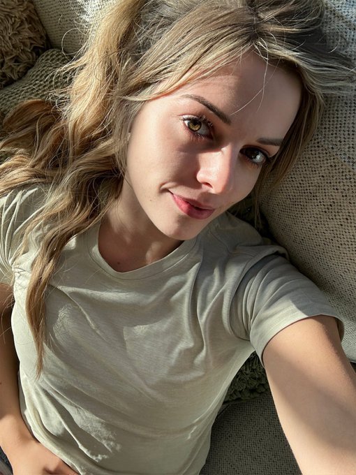 No makeup and chilling kind of Tuesday. Just need some company then it will be perfect! https://t.co