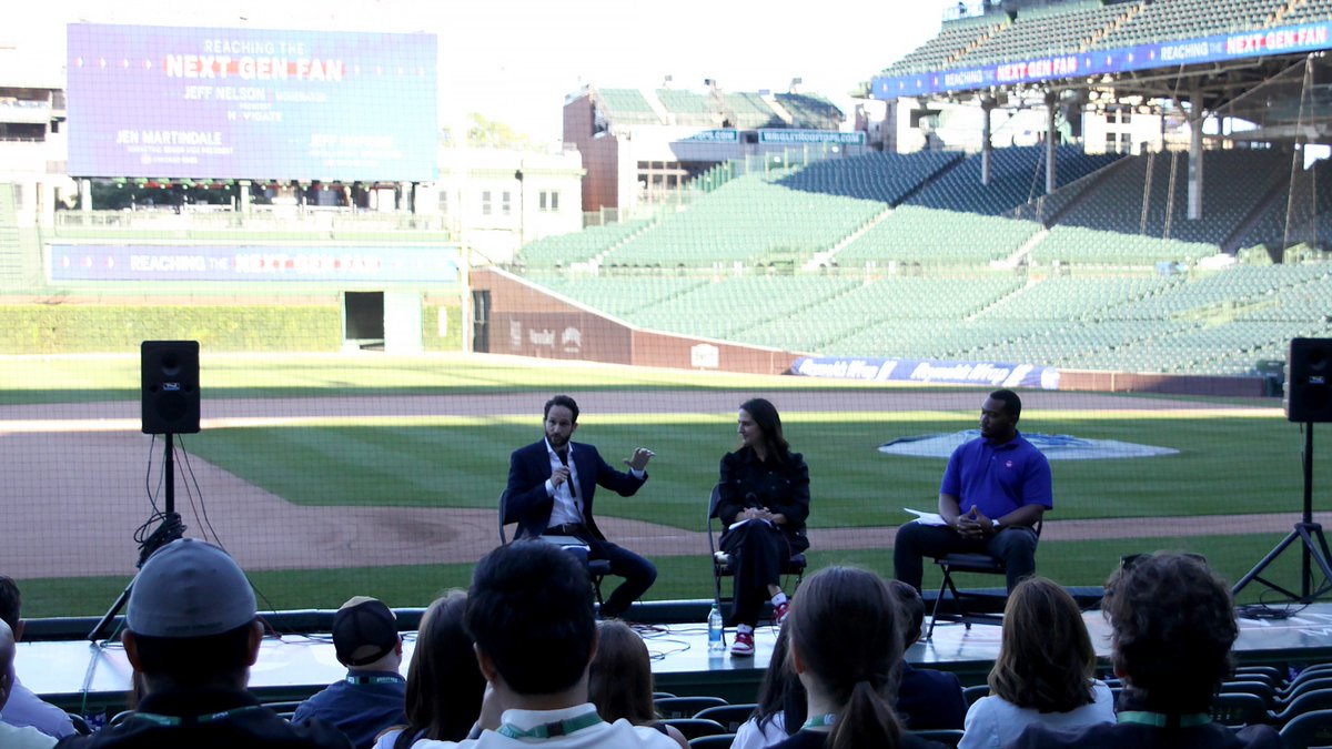 Navigate tweet media