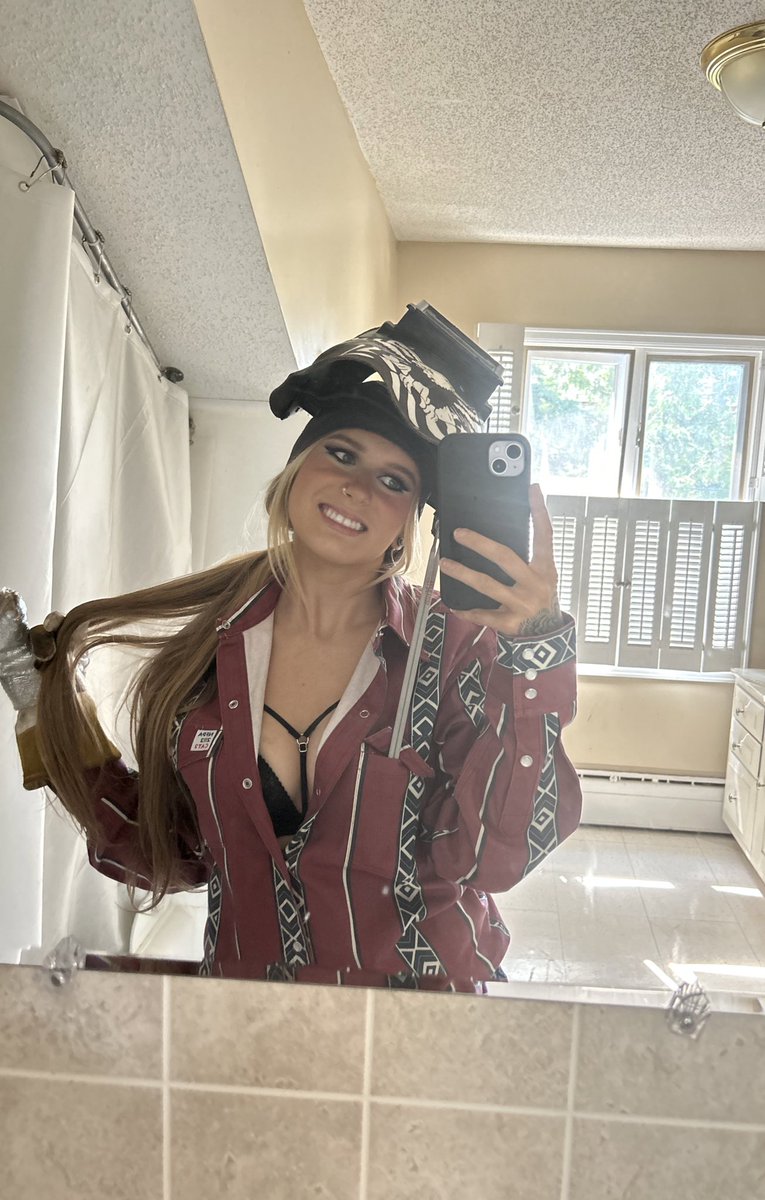 RT if you’d date an actual blue collar woman 👩🏼‍🏭🛠️🇺🇸