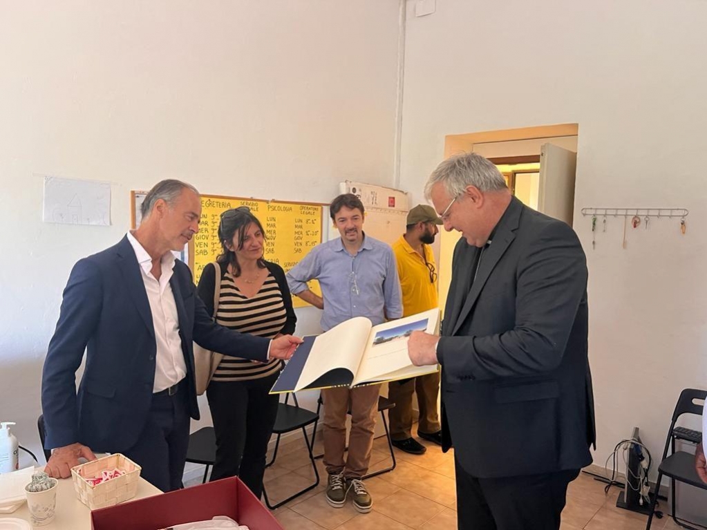 Lavitadelpopolo's tweet photo. Il vescovo Michele in visita all’ex caserma Serena: “Chiamiamoci fratelli e sorelle”. Qui alcune immagini della visita. Al link la cronaca dell'incontro https://t.co/y6QtpQ3xgh https://t.co/qid0dsuCsg
