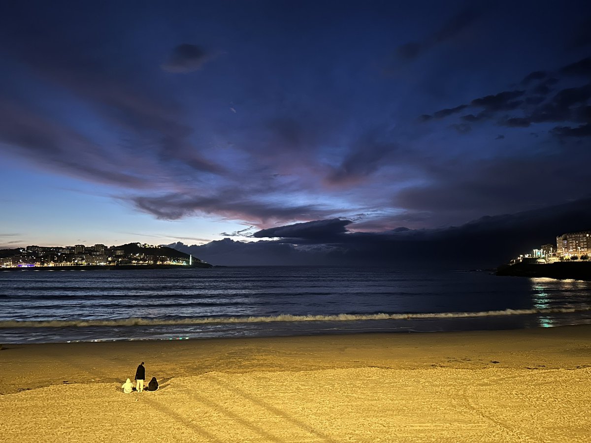 JMLOURO's tweet photo. En #ACoruña las tormentas se anuncian con un fundido en negro. https://t.co/q3lwhyGbcr