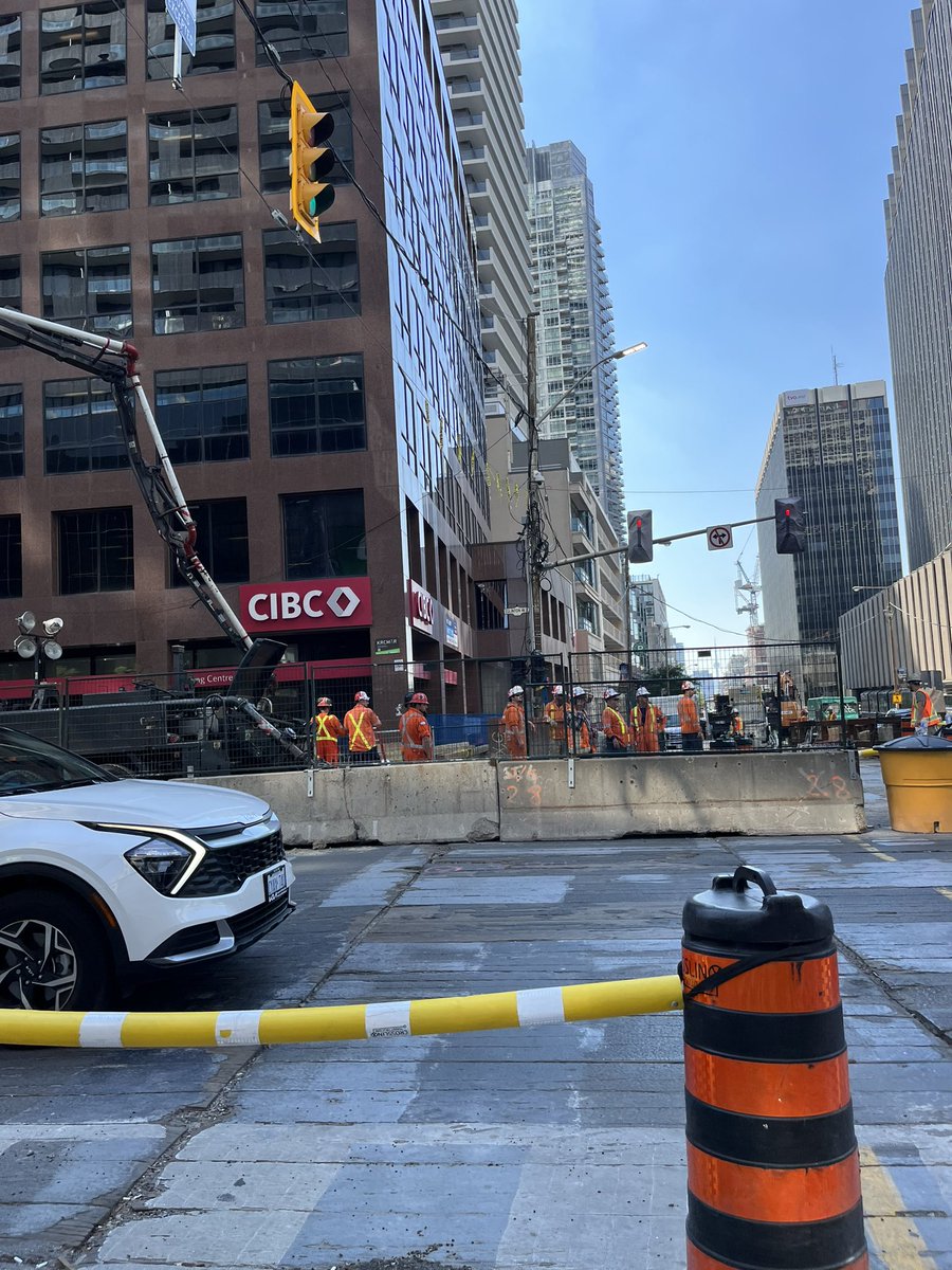 Lindersss's tweet photo. @cityoftoronto approx 15 guys constantly standing around watching 2-5 other guys do work…how much is this costing us? @oliviachow #yongeEglinton …taken at 11am. Walked by again at 1pm. Same thing. Guys standing around $$$ https://t.co/HclcB5ejL3