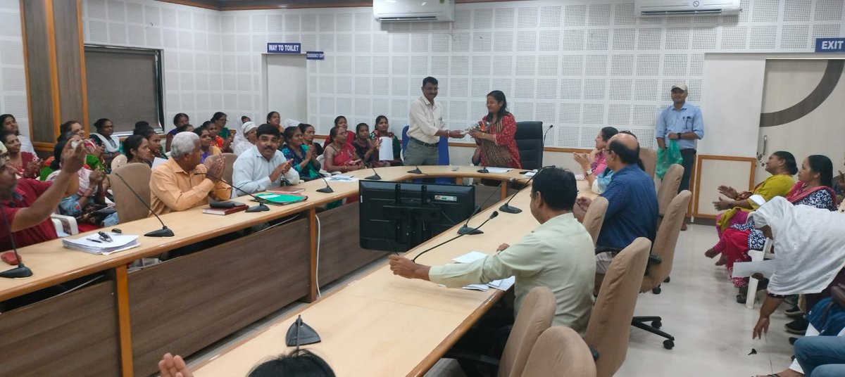 ઈ- ઓટો પ્રોજેક્ટ અંતર્ગત "ઓરીએન્ટેશન વર્કશોપ"*  રાખવામાં આવેલ. મહિલાઓને તાલીમ, લાઇસન્સ અને રીક્ષા માં  વિવિધ સરકારી યોજનાઓના મળતા લાભ માટે યુસીડી વિભાગ દ્વારા પ્રયત્ન કરવામાં આવનાર છે. રસ પૂર્વક મહિલાઓએ સમગ્ર કાર્યક્રમ માં ભાગ લીધો <a href="/NULM_MoHUA/">DAY-NULM</a> <a href="/PMOIndia/">PMO India</a> <a href="/CMOGuj/">CMO Gujarat</a> <a href="/AMC_Complaints/">AMC Complaints</a>