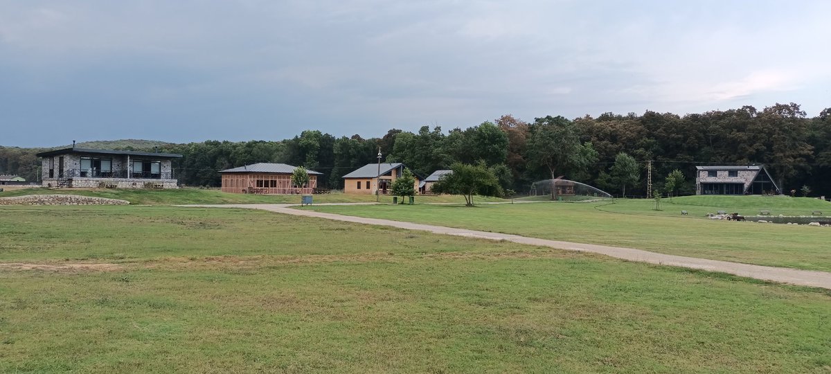 MustafaAlyans's tweet image. Bir ay önce kampa çıktığımızda bir gece burada konaklamistik. Bilkentli bir Mühendis arkadaş özene bezene yapmış, çok güzel bir yer idi.
Bugün sel sonucu yerle bir olmuş, malesef 6 can kaybı var.
Geçmiş olsun☹️#sislivadi #igneada #Demirköy