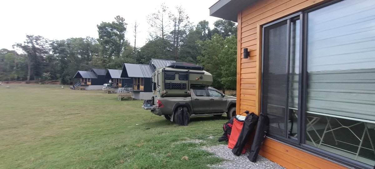 MustafaAlyans's tweet image. Bir ay önce kampa çıktığımızda bir gece burada konaklamistik. Bilkentli bir Mühendis arkadaş özene bezene yapmış, çok güzel bir yer idi.
Bugün sel sonucu yerle bir olmuş, malesef 6 can kaybı var.
Geçmiş olsun☹️#sislivadi #igneada #Demirköy