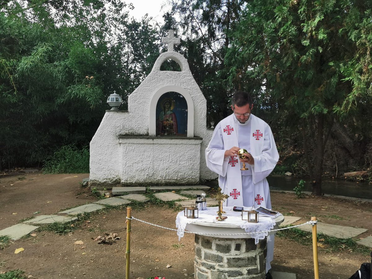 SevillaCalixto's tweet photo. Celebrando la Misa en #Filipos🇬🇷, a orillas del rio Krenides, donde, tras la predicación de San Pablo, fue bautizada Lidia, la primera cristiana de Europa. https://t.co/XSDuUCX5TL