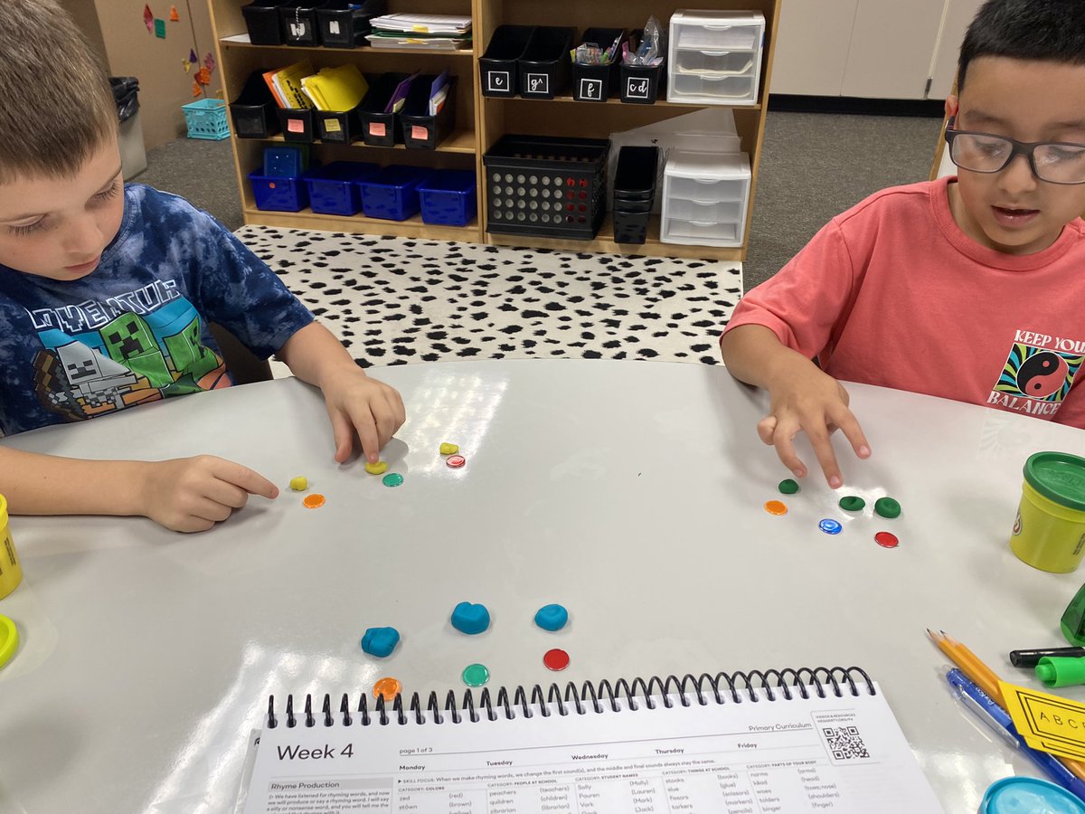 Blending phonemes is “doh-lightful” when <a href="/PlayDoh/">Play-Doh</a> is involved! 

@HeggertyPA #inOurLearningEra #growingGreatness <a href="/HumbleISD_HHE/">Hidden Hollow Elementary</a>