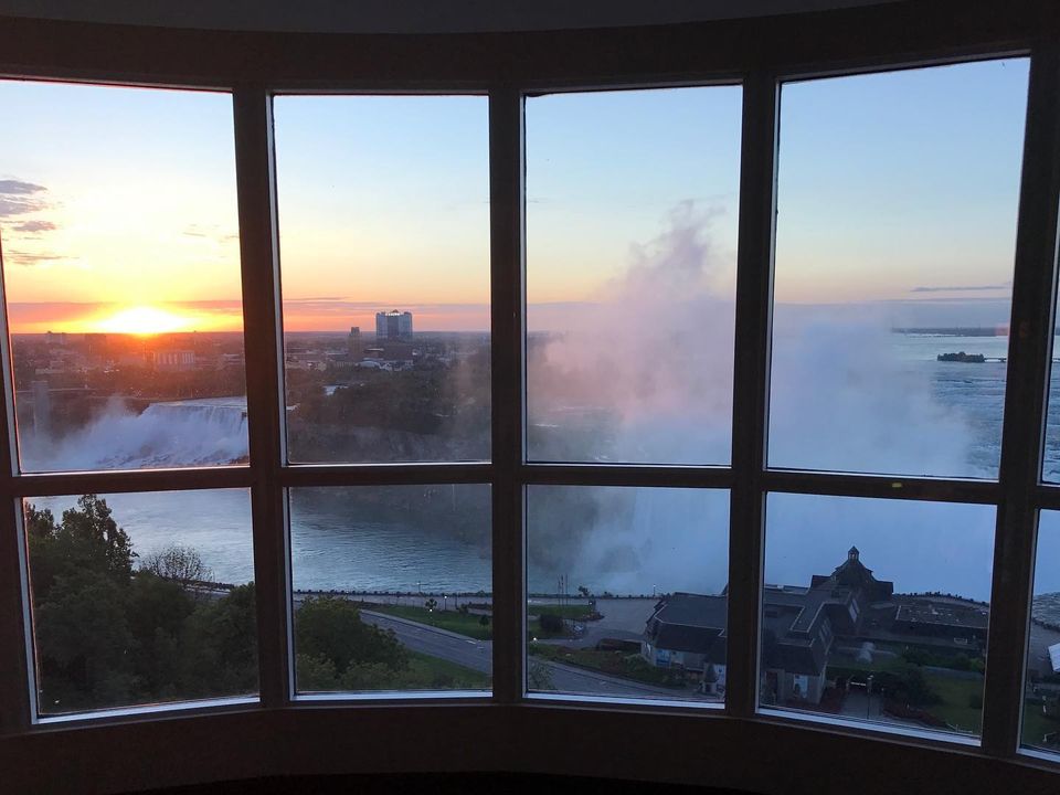 Panoramic views showcasing both the Canadian and American Falls at sunrise is our personal favourite!

📸 @travel_or_food_cravings

Book now: embassysuitesniagara.com

#embassysuites #niagarafalls #sunrise #waterfalls #summertravel #views
