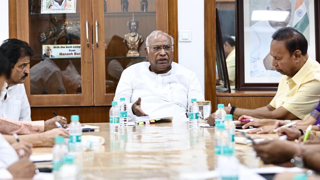 kcvenugopalmp's tweet photo. Attended the meeting of INDIA floor leaders at INC President Sh. Mallikarjun @kharge ji’s office to discuss the strategy to work together to fight the BJP during the Special Session of Parliament.

The BJP’s shock-and-awe methods are only to distract from the people’s real suffering and the serious allegations they face.

We are committed to fighting for the poor and marginalised, and oppose this dictatorial regime, every single instance.