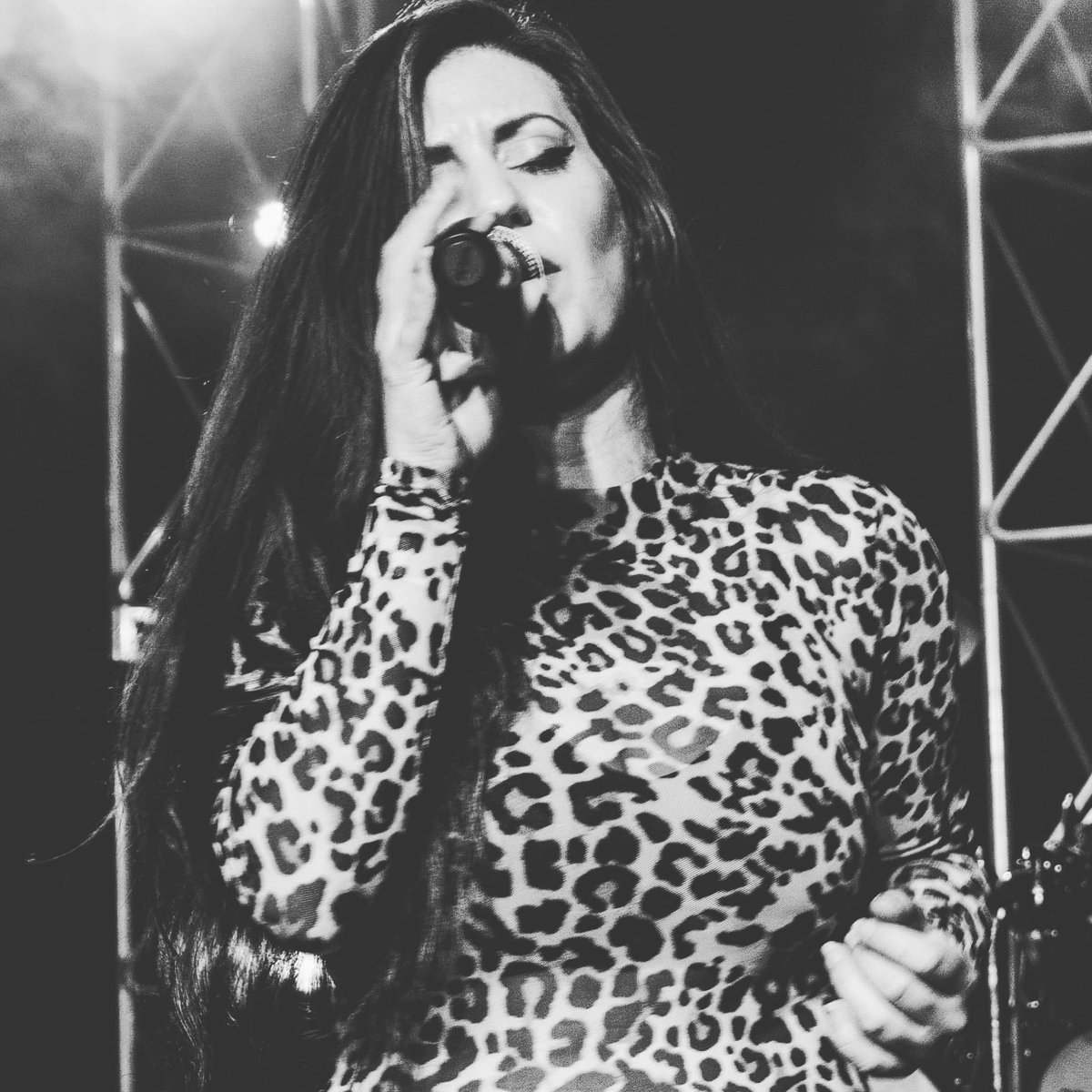 BourbonHouse_'s tweet photo. Catch us this weekend with a bunch of other awesome female-fronted acts! Q Bar - Darien, IL 😉 🤘
#femalefronted #rockfest #rockrestival #rocksingers #femalefrontedrock #femalefrontedband #rockwomen #womenofrock #rocknroll #livemusicillinois #darienil #qbar #livemusic https://t.co/c98VMIg1Vt