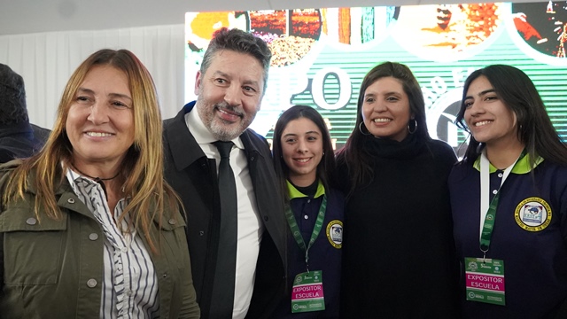 MerloGob's tweet photo. La Ministra de Ambiente de @BAProvincia @danyvilar visitó la Expo #HechoEnMerlo 

Firmó un convenio con el Intendente @gustavomenendez y brindó una charla sobre la aplicación del #DesarrolloSustentable en la Industria.

Mirá el #video: https://t.co/XfBxMG9F7e

#MerloGob https://t.co/cc7wTKOYbl