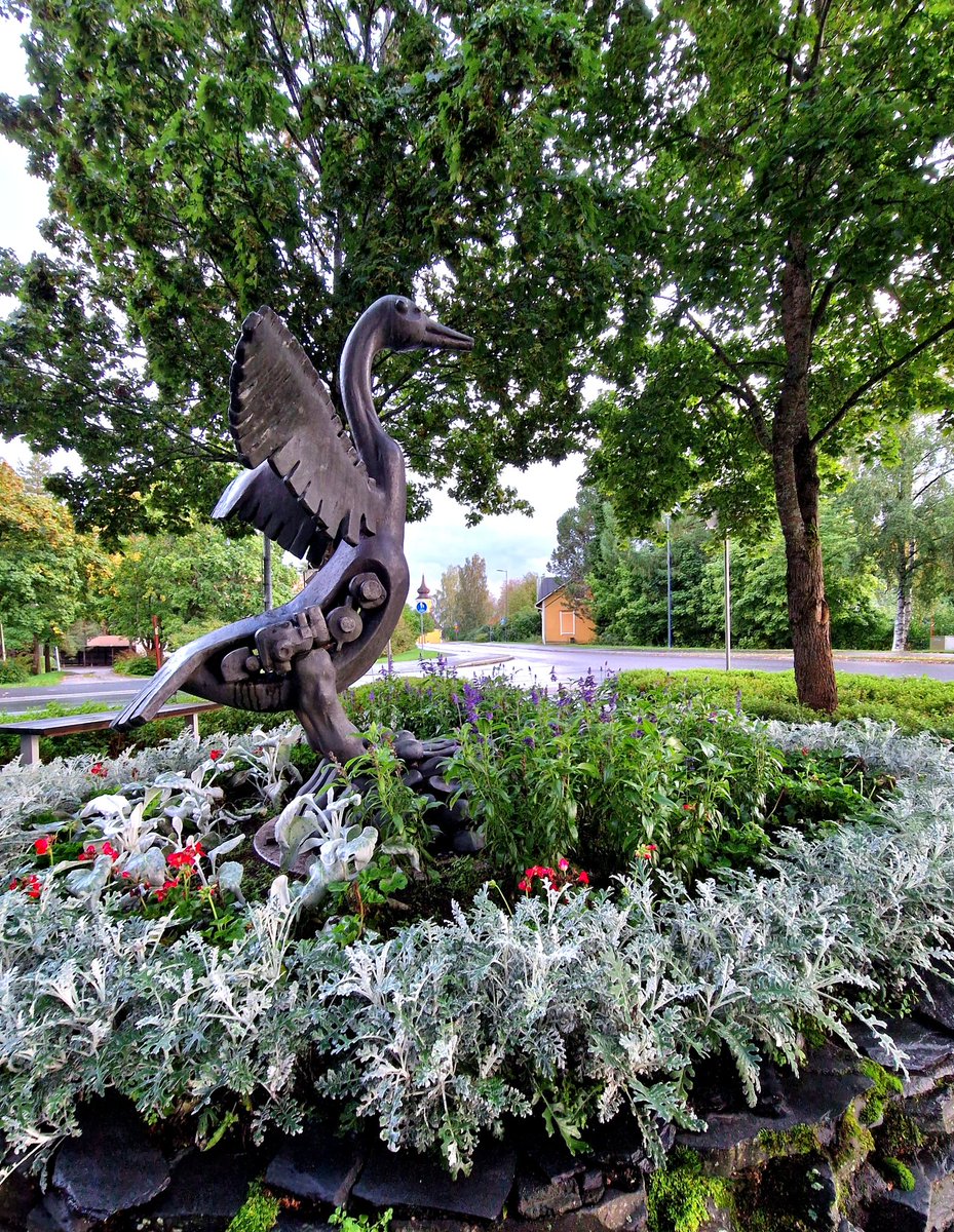 Kenkälintu <a href="/orivesi/">Oriveden kaupunki</a> 

Kenkäteollisuuden muistomerkki, Aimo Tukiainen 1978. 

#munhuudit #kotikunta #orivesi