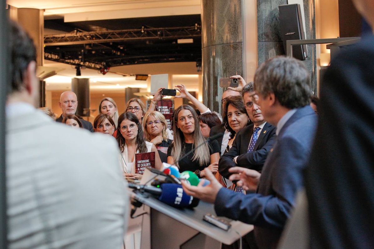 JuntsEU's tweet photo. President @KRLS:"Thank you, dear colleagues from all over Europe, for joining us at this event in the @Europarl_EN. It is an exhibition about Catalonia, but also about Europe and our shared dream. I will now speak in Catalan, which I hope will soon become an official EU language" https://t.co/eIj8qTbVMR