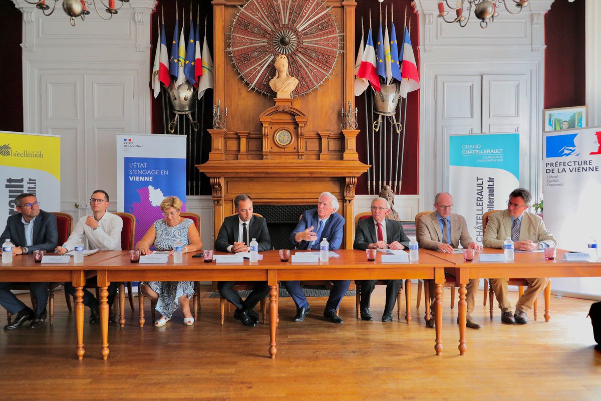 Chatellerault86's tweet photo. La convention #ACV2 Action Cœur de ville 2, a été signé. Elle a pour objectif de renforcer l'attractivité de #Châtellerault et du territoire en agissant sur : habitat, commerce, mobilité, aménagement urbain, transition écologique... avec le soutien de l'Etat et des partenaires. https://t.co/CIak7HmvrJ