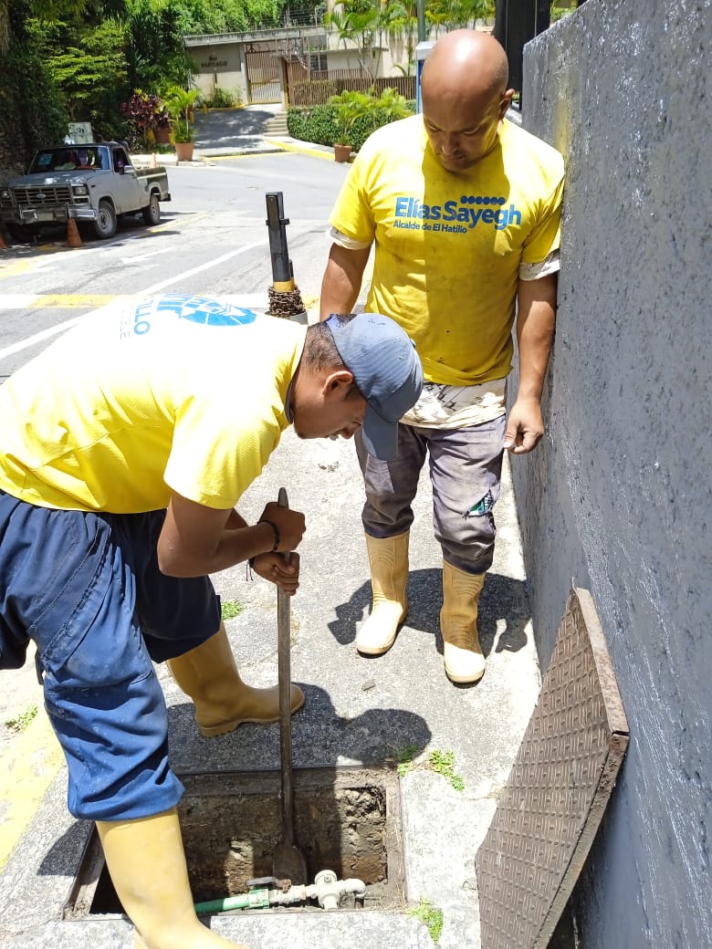 ServiciosEH's tweet photo. 05/09. Cuadrilla de Aguas. Inicio de Excavación en Tanquilla para localizar avería en La Cabaña,Calle B  Resd. María Teresa. https://t.co/l2fh92iRiK