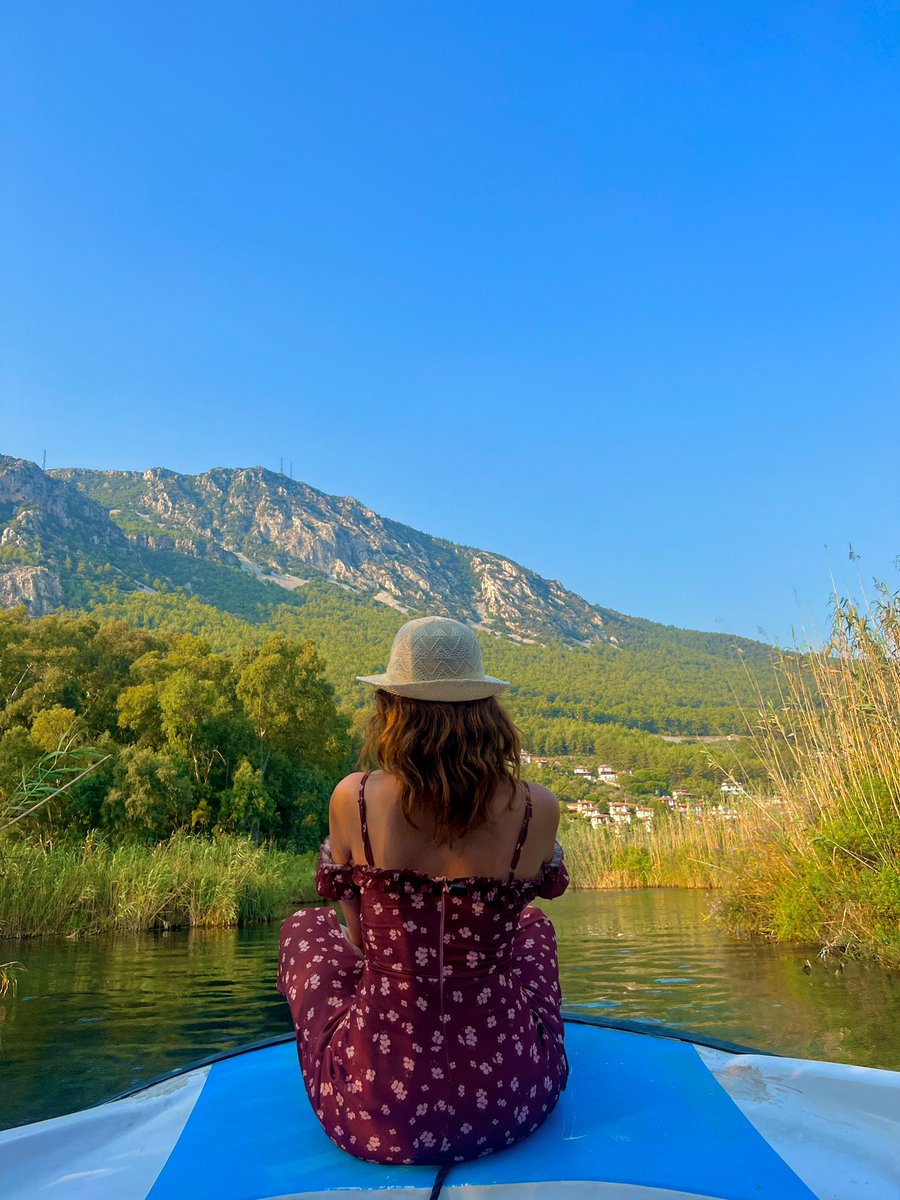 Seziyorum zaman geçip gitti artık
Seziyorum an, tarihin yapraklarından benim payıma düşendir
Seziyorum aldatıcı bir aralıktır bu masa saçlarımla 
O garip ve kederli
adamın elleri arasında…