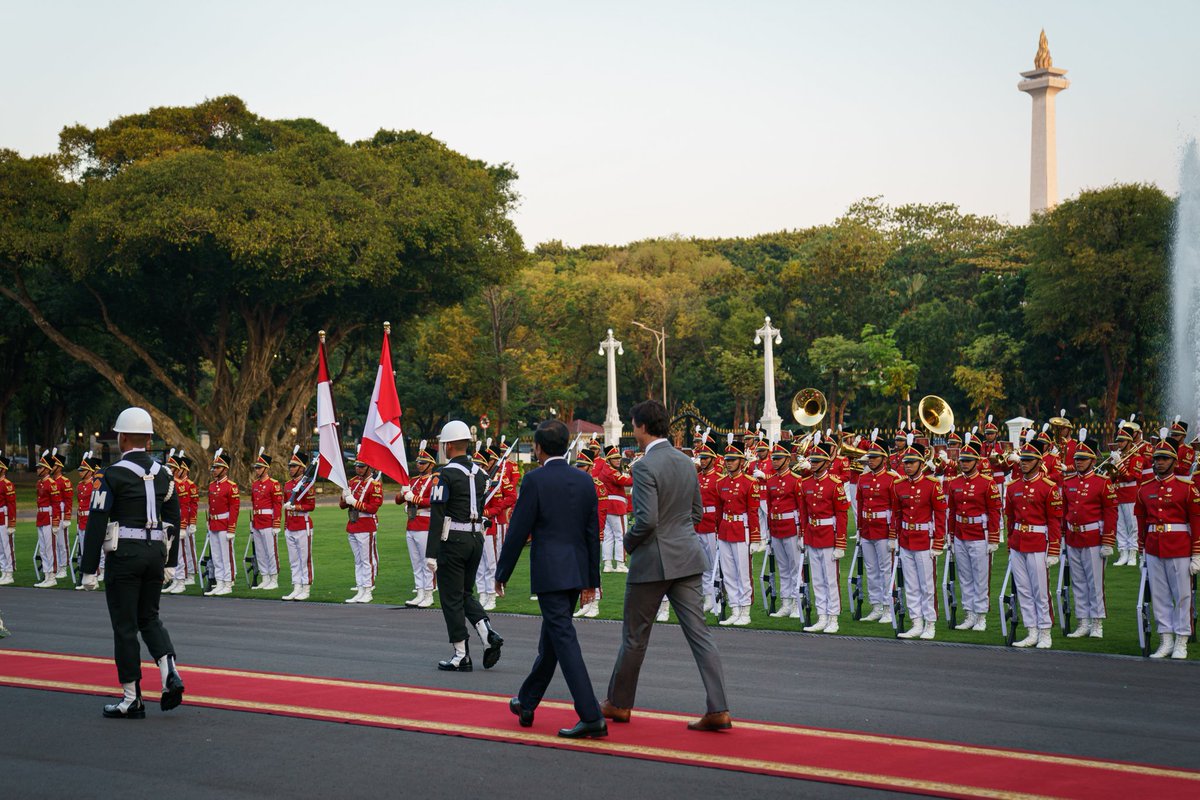 MarkCarney_Ego's tweet photo. Earlier today, I was greeted by President @Jokowi in the Royal Palace where I sat in my usual effeminate posture.

Later I enjoyed a parade in my honour which was fit for a king, then we ate an extravagant dinner with caviar and champagne.

Canadians cannot afford to buy food. https://t.co/SqfoMvGTUe