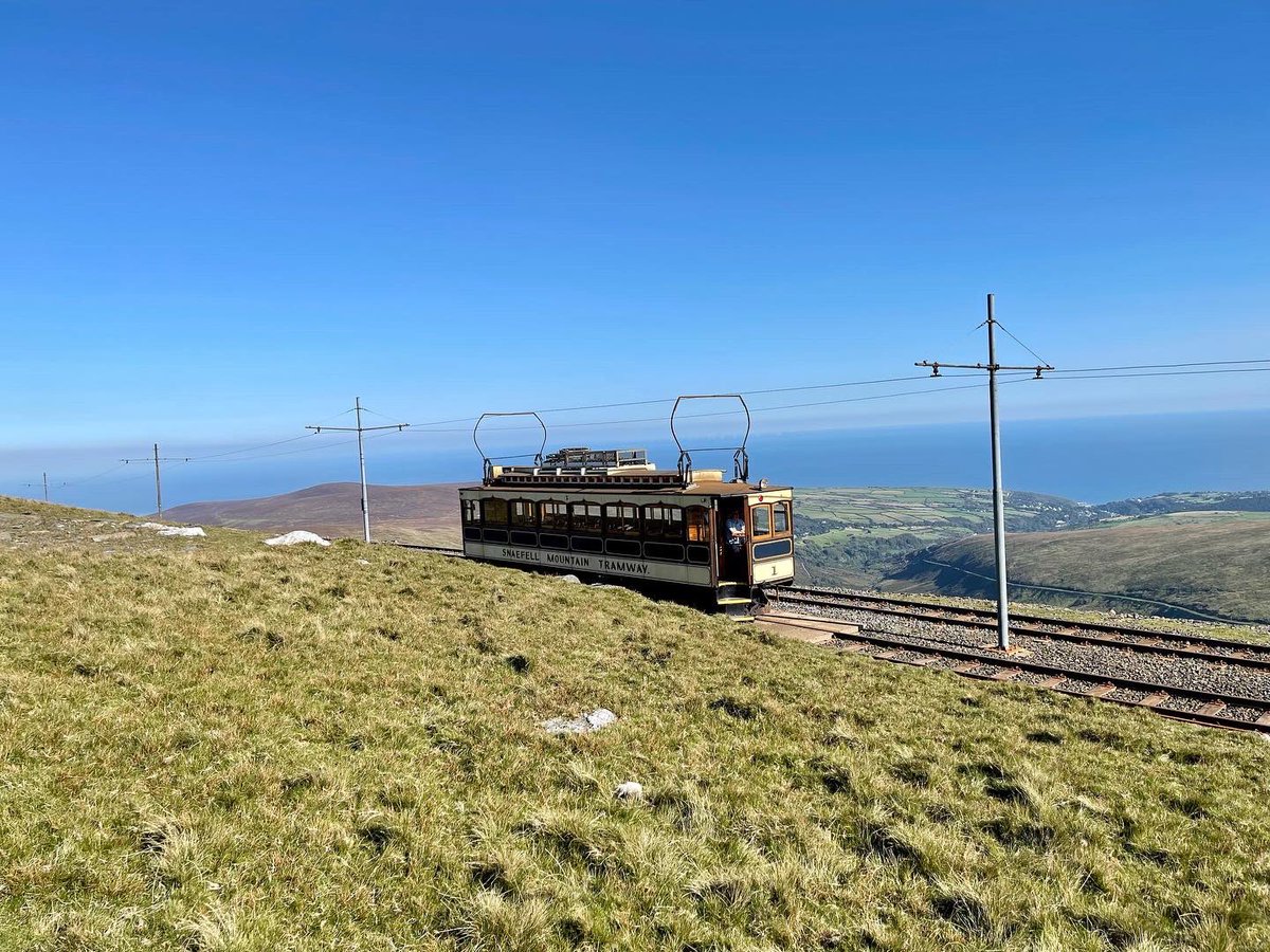 IOM Day 2 - brothers Gibb, anoraking at Energy FM/The Sound, &amp; Snaefell Mountain. Great views though a bit chilly &amp; blowing a hoolie!🌬️ Also RIP my baseball cap, flew off my bonce &amp; forever lost to the Manx Electric Railway🧢 #isleofman #beegeesstatues #snaefellmountaintramway
