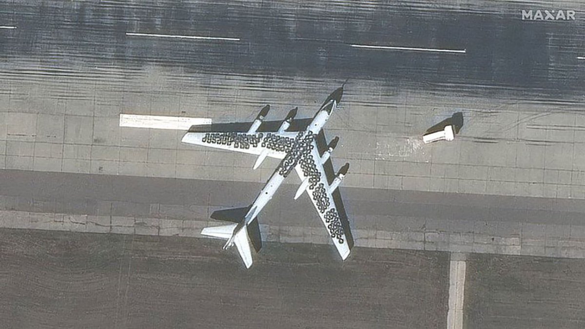 FLETCH_REPORTS's tweet photo. ❗️🤣 🇷🇺 Using Tires to protect their plane's from 🇺🇦 drone Attacks🤣🤣

🤣 Like I say "you can't make this shit up 🤣 

#UkraineRussiaWar   #Germany #British #Ukraine #usa #Canada #Kyiv #counteroffensive  #HIMARS #Poland #Russian #Europe #moscow #Niger 
#NATO #america #AZOZ https://t.co/u7gTFH3JvT