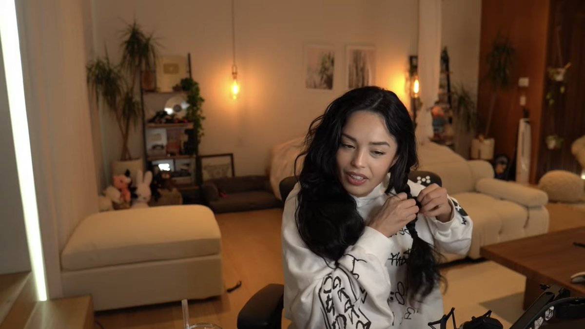 panversionofmj's tweet photo. rae braiding her hair https://t.co/pMR0kY8bnv