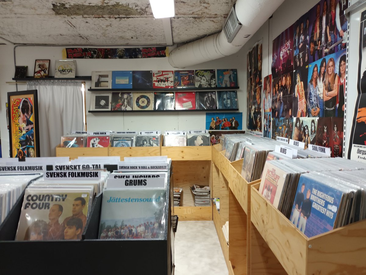 kristallnaach's tweet photo. #Askers-gut sortierter #Plattenladen
😝#Grums #Vänern #Loppis #E18
#Skivor #Vinyl #LP #Schallplatten
#Sammelwahn🔘#Plattensammler
#Schweden 🇸🇪#Sverige 🦌#Sweden
#Elchenländle23 😍 #Värmland https://t.co/h2R4HDwEzj