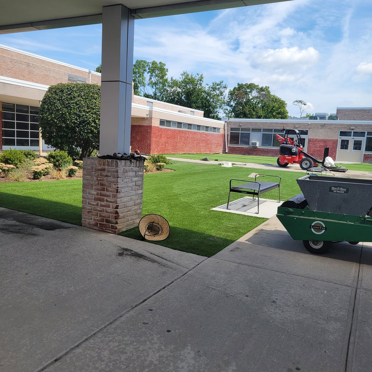 techdirSCCSD's tweet image. I couldn't help but notice the amazing changes happening at Bellport Middle School's courtyard! Such a beautiful transformation. I can't wait to see the finished product! Kudos to the Facilities Dept.