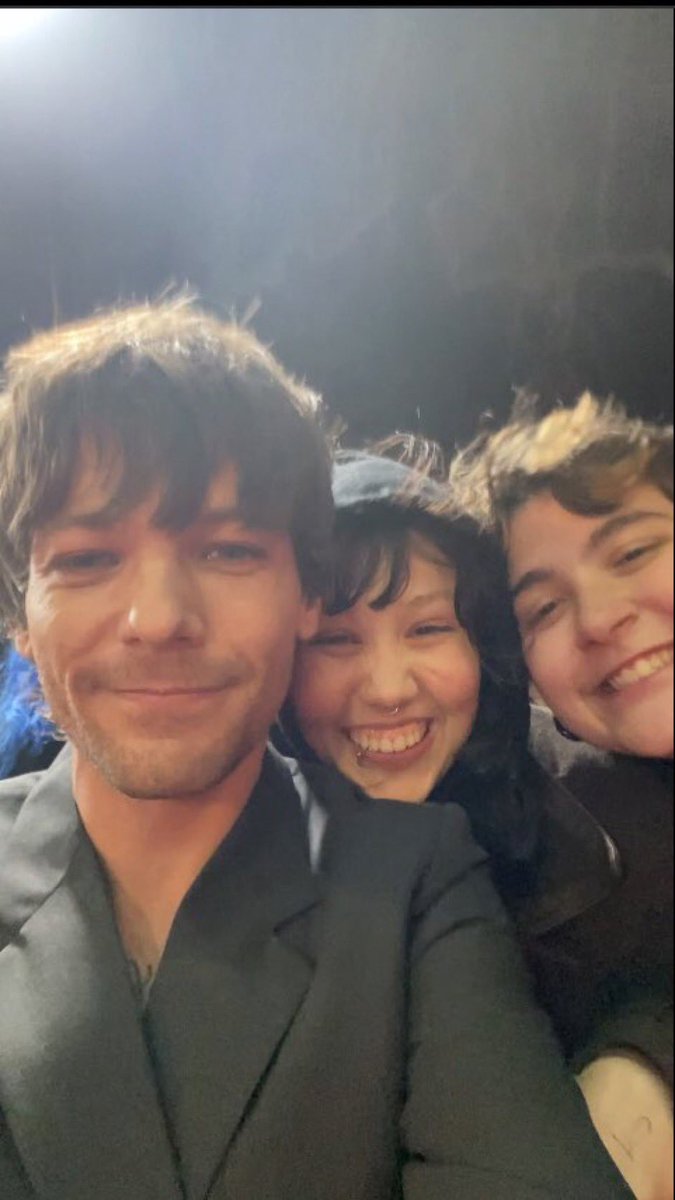 📸| Louis reconoció a la fan apoyada en su hombro y la abrazó! 🥹

– eendeer__