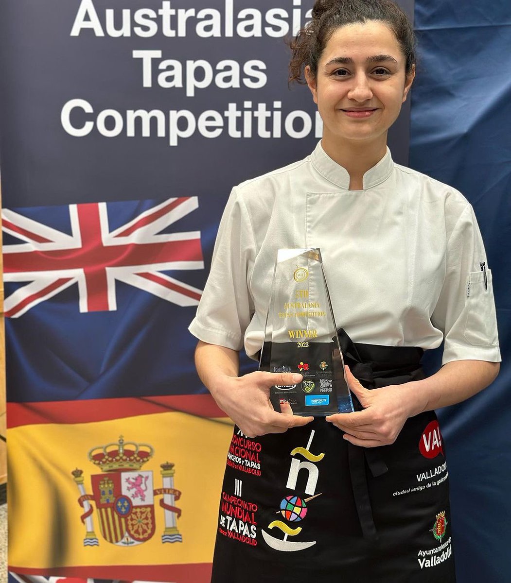 Sevgili Mezunumuz Eda, Australasia Tapas Yarışması’nda Yeni Zelanda malzemeleriyle baklavayı yorumlayarak birincilik ödülünü aldı 🏆 Gastronomi eğitiminde, kültür ve gıda biliminin birlikteliğinin önemini bir kere daha göstermiş oldu 👍🏻 Kutluyoruz 👏🏻👏🏻👏🏻
#yeditepeüniversitesi