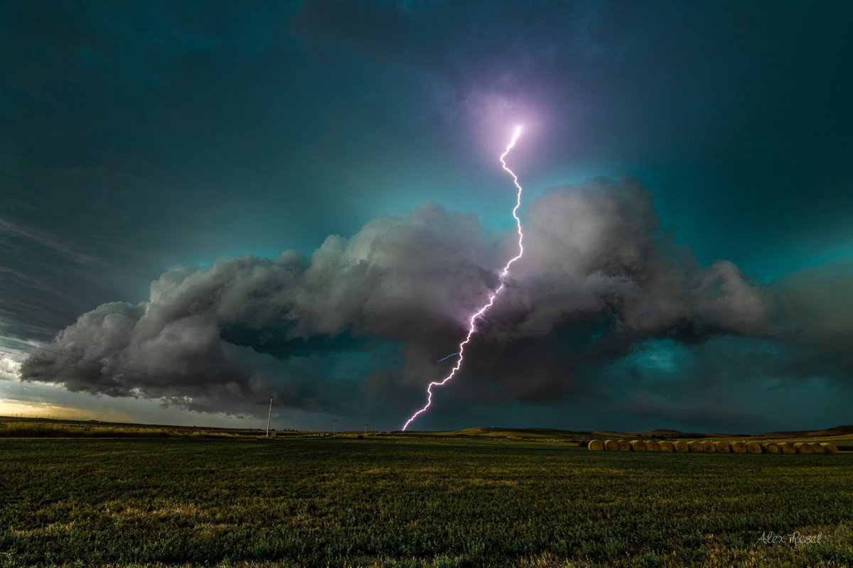 aresel_'s tweet image. North of Belle Fourche, South Dakota yesterday ⚡️