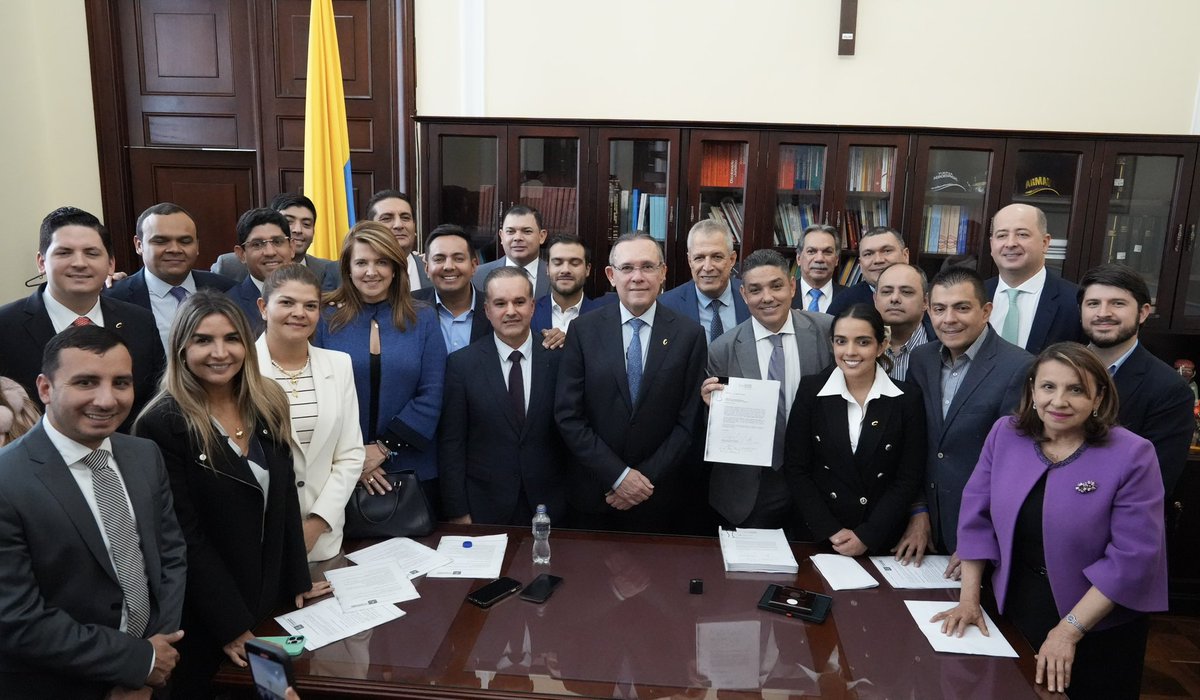 soyconservador's tweet photo. ¡Por una reforma laboral más incluyente! Nuestra Bancada radicó en el Congreso de la República su proyecto de #ReformaLaboral que tiene con propósitos fundamentales:
✅Generar de empleo.

✅Combatir la informalidad.

✅Dar mejores condiciones para trabajadores y empresas.

#BancadaConservadora #ReformaLaboralInuyente